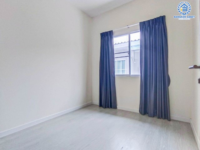 *****ทาวน์เฮ้าส์มือสองย่านนนทบุรี ม.เดอะเมทโทร รัตนาธิเบศร์ เนื้อที่ 20 ตร.ว. ฟังก์ชัน 3 ห้องนอน 2 ห้องน้ำ 2 ที่จอดรถ บ้านหันทิศใต้ แถมฟรี! 1 เครื่องปรับอากาศ บนทำเลแห่งการเดินทางสะดวก เพียง 6 นาทีก็ถึงรถไฟฟ้าสายสีม่วง "สถานีไทรม้า" ใกล้ทางด่วน "งามวงศ์วาน"